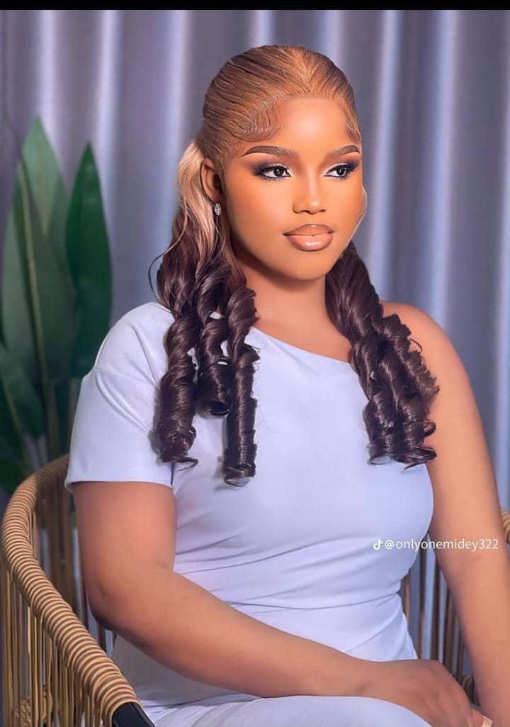 FULL FRONTAL LUXURY BOUNCE WIG BLONDE/BROWN